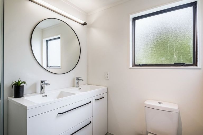 Photo of property in 1/41 Target Road, Totara Vale, Auckland, 0629