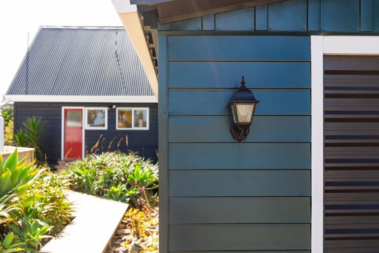 Photo of property in 1396 Whangaparaoa Road, Army Bay, Whangaparaoa, 0930