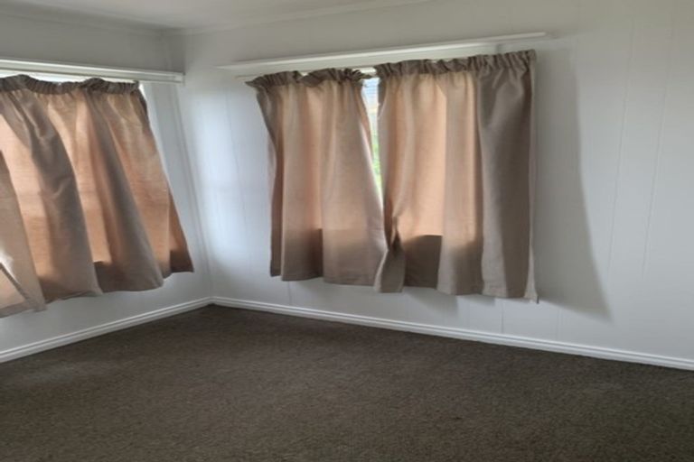 Photo of property in 24 Neil Avenue, Te Atatu Peninsula, Auckland, 0610