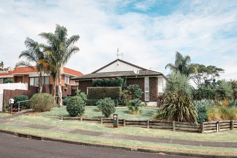 Photo of property in 98 Dalwhinnie Parade, Highland Park, Auckland, 2010