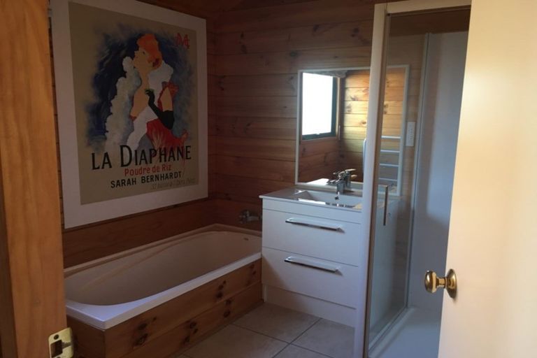 Photo of property in 16 Waikura Drive, Te Atatu Peninsula, Auckland, 0610