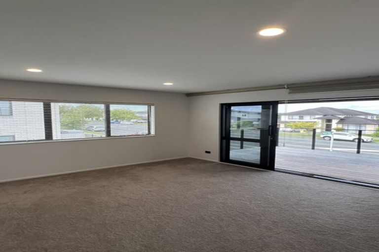 Photo of property in 1 Wyon Way, Flat Bush, Auckland, 2016