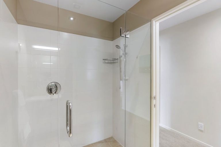 Photo of property in 58 Royalle Mews, Botany Downs, Auckland, 2010