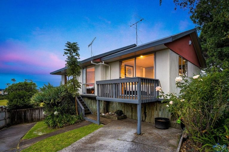 Photo of property in 11 Beauchamp Drive, Massey, Auckland, 0614