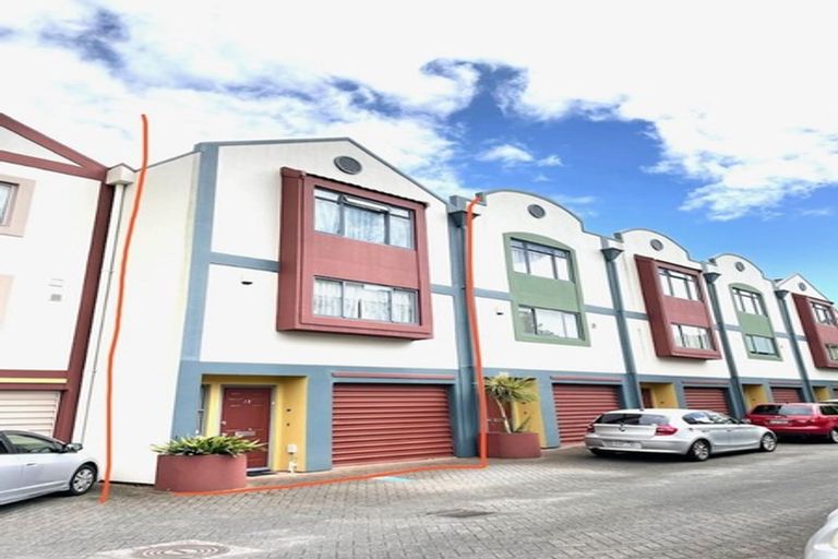 Photo of property in Lakeview Terrace, 12/14 Ambrico Place, New Lynn, Auckland, 0600