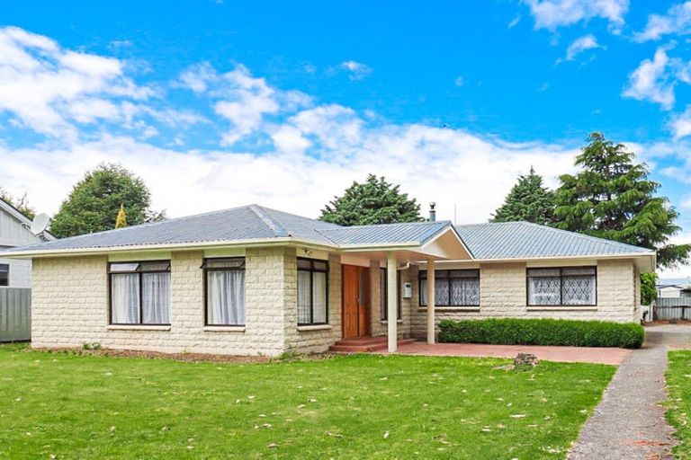 Photo of property in 15 Windsor Street, Dannevirke, 4930