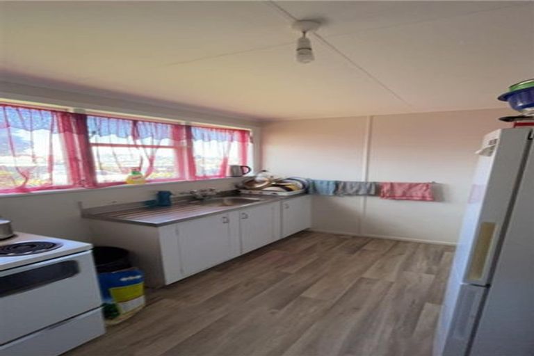 Photo of property in 12 Gibbons Crescent, Castlecliff, Whanganui, 4501