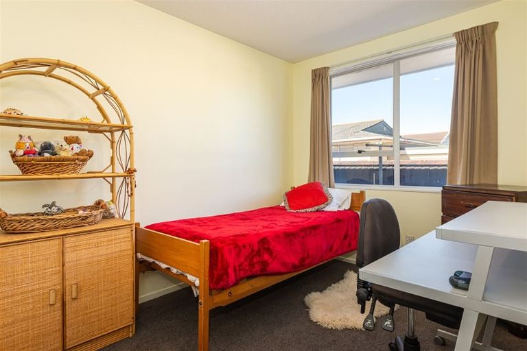 Photo of property in 8a Tamarisk Place, Parklands, Christchurch, 8083