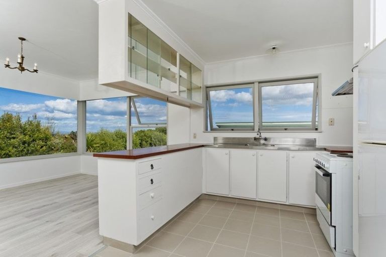 Photo of property in 10 Holdaway Avenue, Northcote, Auckland, 0627