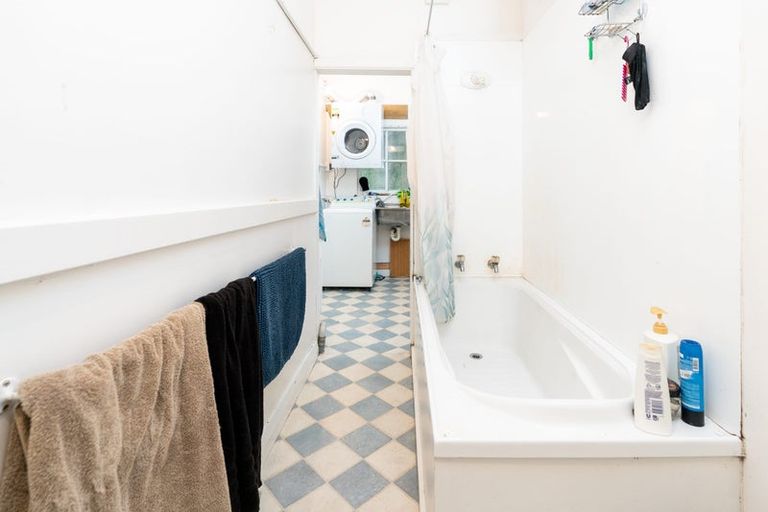 Photo of property in 76a Kelburn Parade, Kelburn, Wellington, 6012