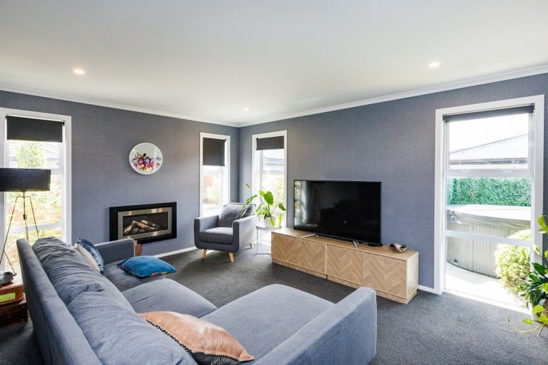Photo of property in 120 Johnstone Drive, Fitzherbert, Palmerston North, 4410