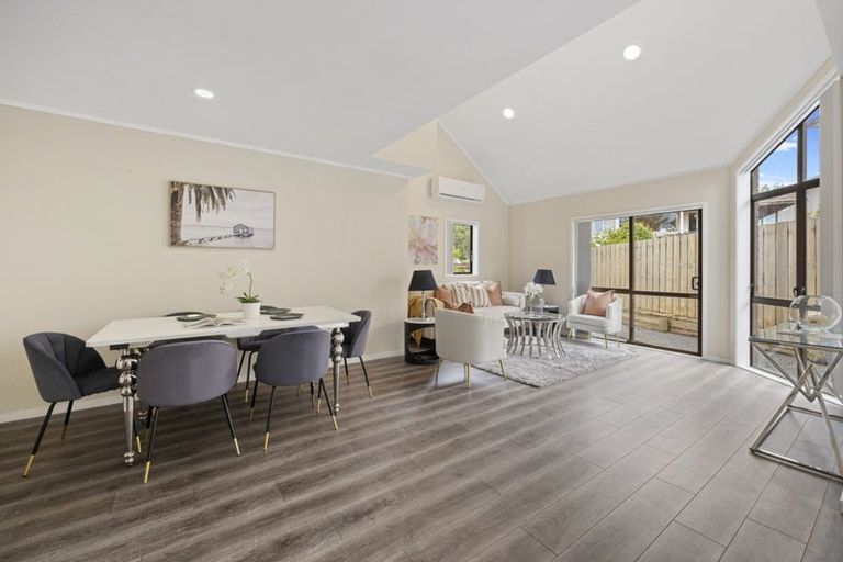 Photo of property in 2/179 Wiseley Road, West Harbour, Auckland, 0618