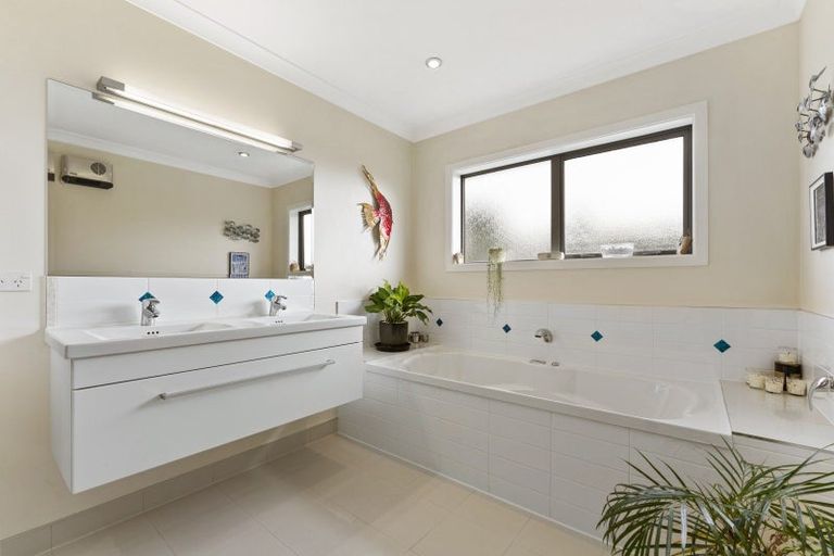 Photo of property in 32 Titoki Road, Waikanae Beach, Waikanae, 5036