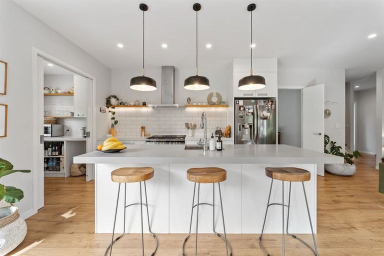 Photo of property in 18b Hobbs Road, Matakatia, Whangaparaoa, 0930