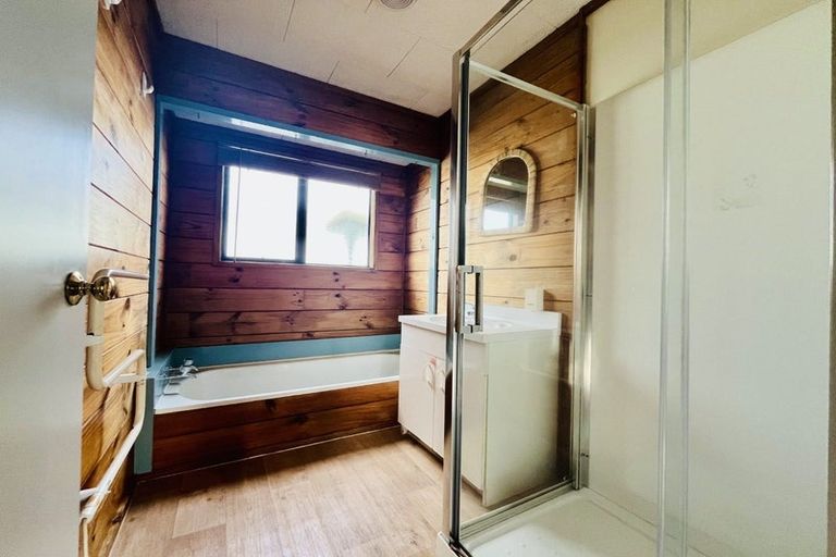 Photo of property in 36 Meadowvale Rise, Titirangi, Auckland, 0604