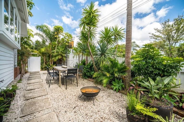 Photo of property in 15 Waterview Road, Stanley Point, Auckland, 0624