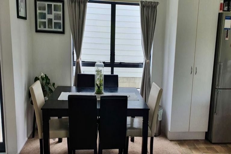 Photo of property in 2/22 Lambrown Drive, Totara Vale, Auckland, 0629