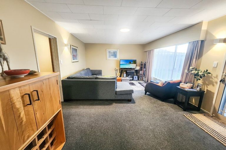 Photo of property in 2/17 Ngarimu Crescent, Taradale, Napier, 4112