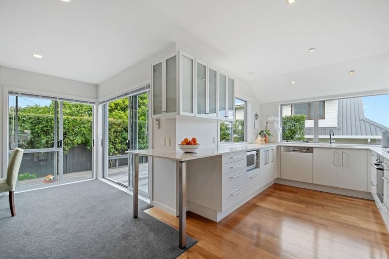 Photo of property in 2 Oakpark Place, West Harbour, Auckland, 0618
