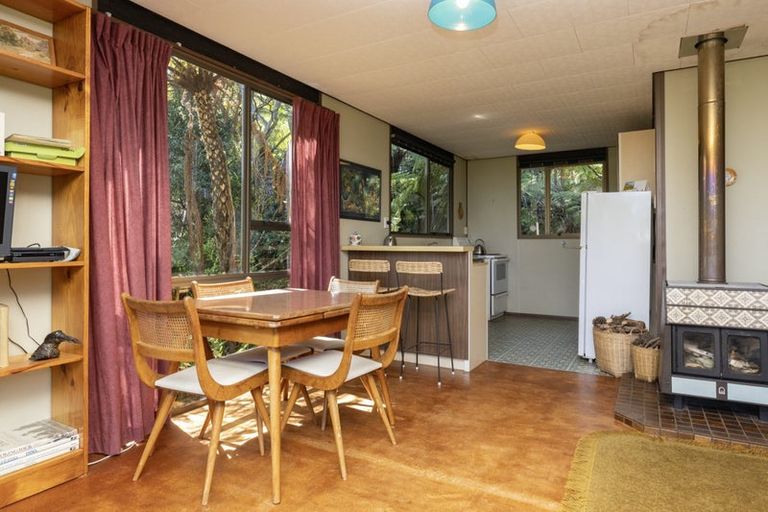 Photo of property in 1 Pendrell Road, Piha, 0772