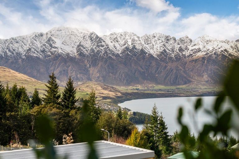 Photo of property in 129a Wynyard Crescent, Fernhill, Queenstown, 9300