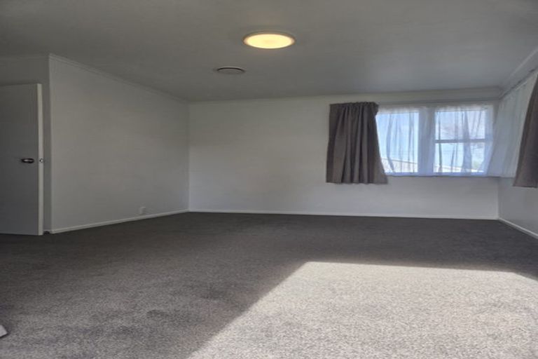 Photo of property in 32 Roberts Road, Te Atatu South, Auckland, 0610