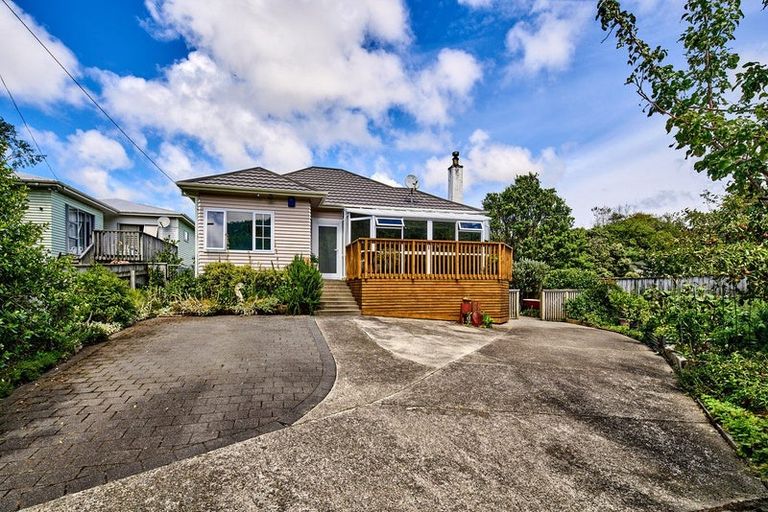 Photo of property in 35 Lincoln Avenue, Tawa, Wellington, 5028
