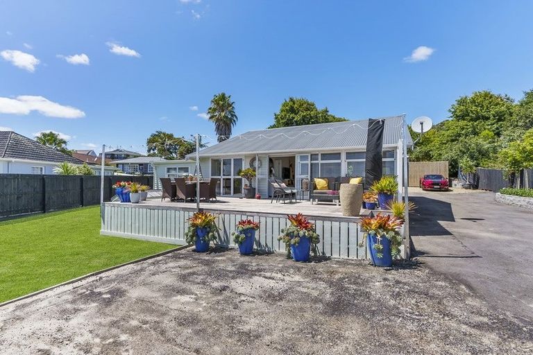 Photo of property in 45 Kiwi Esplanade, Mangere Bridge, Auckland, 2022