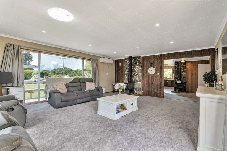 Photo of property in 35 Weraroa Road, Waverley, 4510