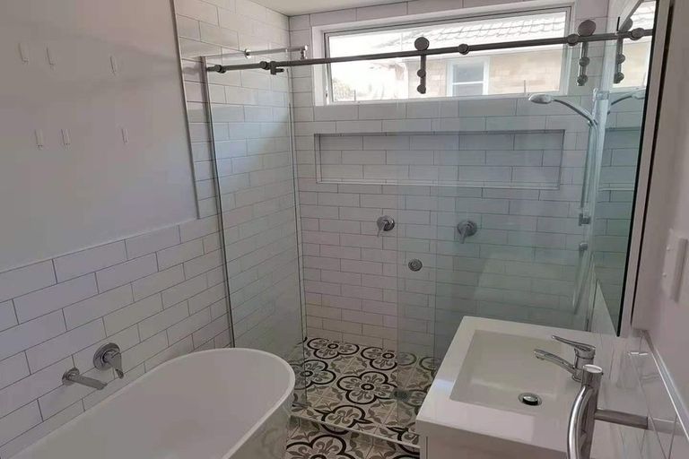 Photo of property in 4 Springbank Lane, Te Atatu Peninsula, Auckland, 0610