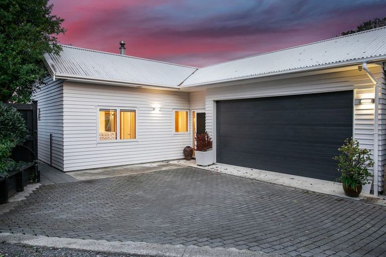 Photo of property in 156 Candia Road, Henderson Valley, Auckland, 0614