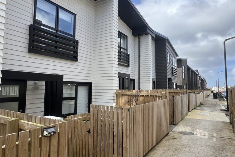 Photo of property in 38 Rauemi Way, Te Atatu South, Auckland, 0610