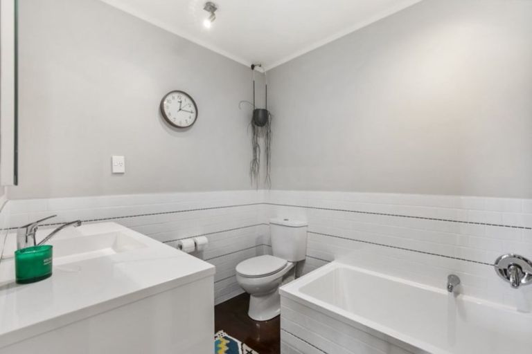 Photo of property in 8 Shanaway Rise, Hillcrest, Auckland, 0627