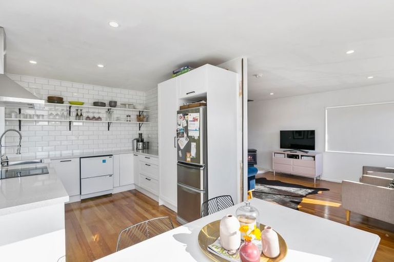 Photo of property in 8 Innes Way, Newlands, Wellington, 6037