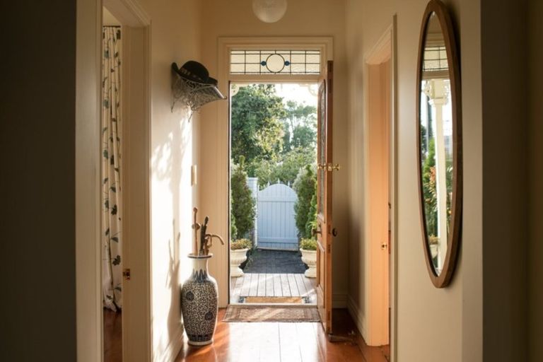 Photo of property in 42 Queen Street, Northcote Point, Auckland, 0627