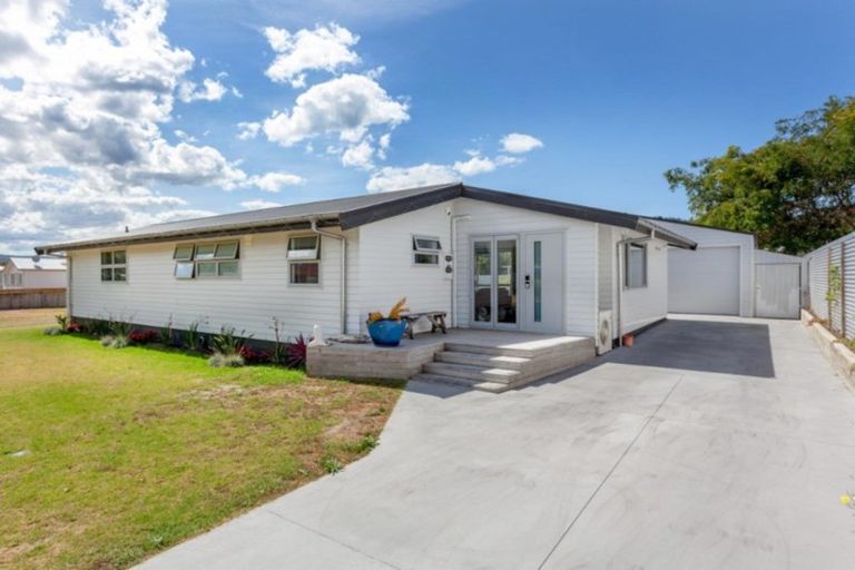 Photo of property in 100 Riverview Road, Whangamata, 3620