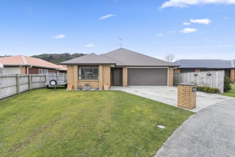 Photo of property in 13 Woodland Grove, Wainuiomata, Lower Hutt, 5014
