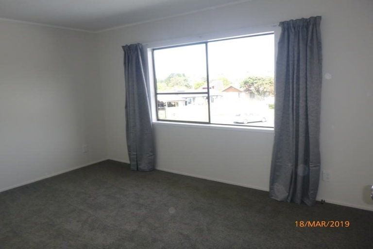 Photo of property in 8 St Catherine Crescent, West Harbour, Auckland, 0618