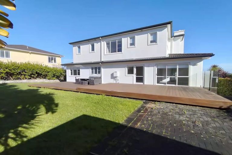 Photo of property in 56 Moyrus Crescent, East Tamaki Heights, Auckland, 2016