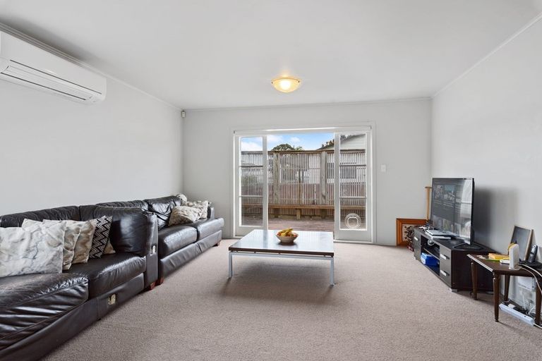 Photo of property in 22a Rewarewa Road, Te Atatu Peninsula, Auckland, 0610
