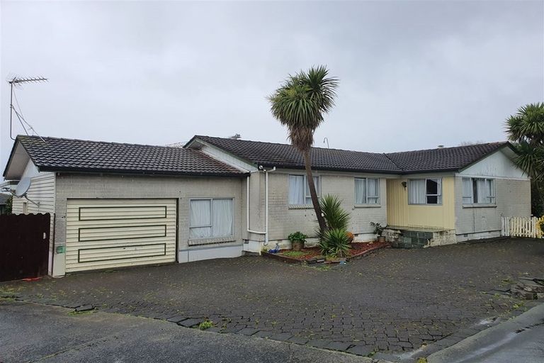 Photo of property in 17 Bodi Place, Te Atatu South, Auckland, 0610