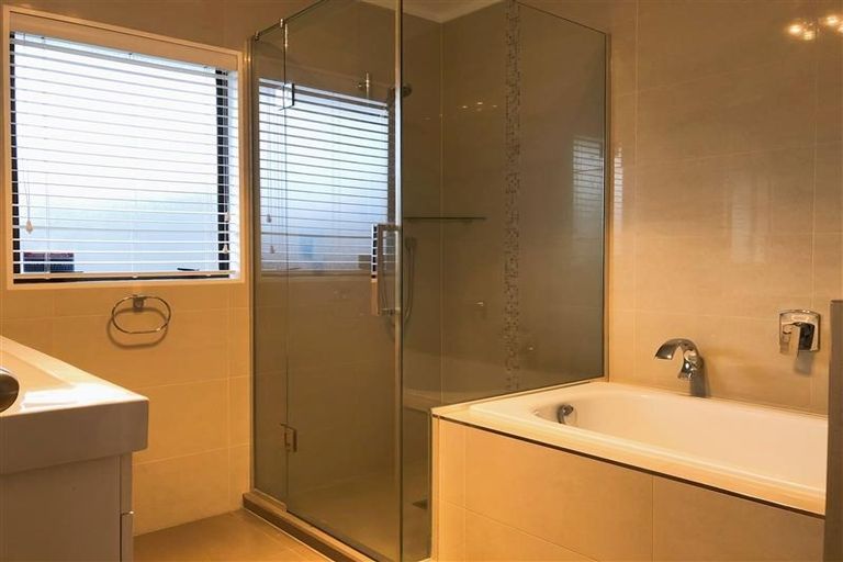 Photo of property in 22 Sturges Road, Henderson, Auckland, 0612