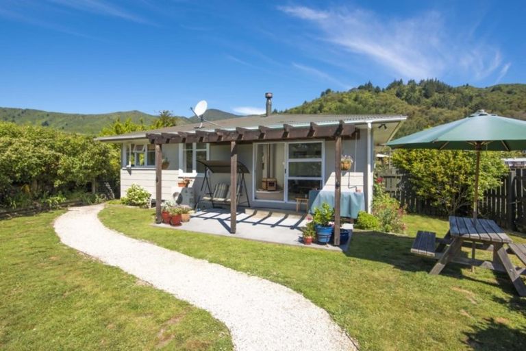 Photo of property in 169 Waikawa Road, Picton, 7220