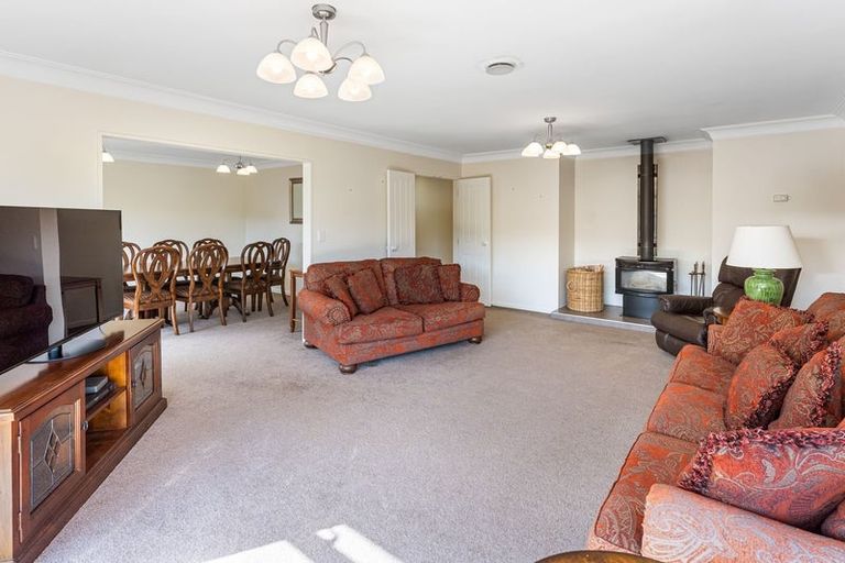 Photo of property in 2 Rosebank Grove, Waikanae, 5036