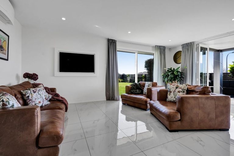 Photo of property in 4 Vardon Way, Waiwhakaiho, New Plymouth, 4312