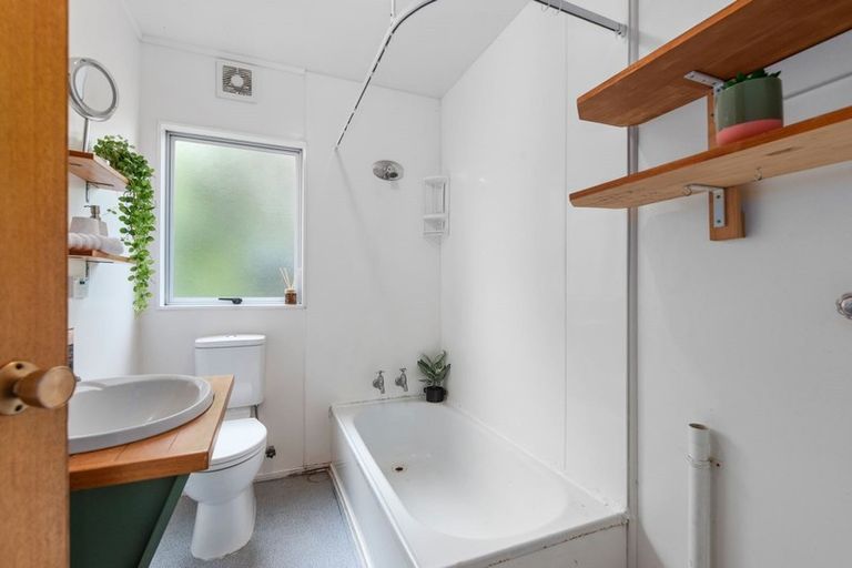 Photo of property in 4a Lavery Place, Sunnynook, Auckland, 0632