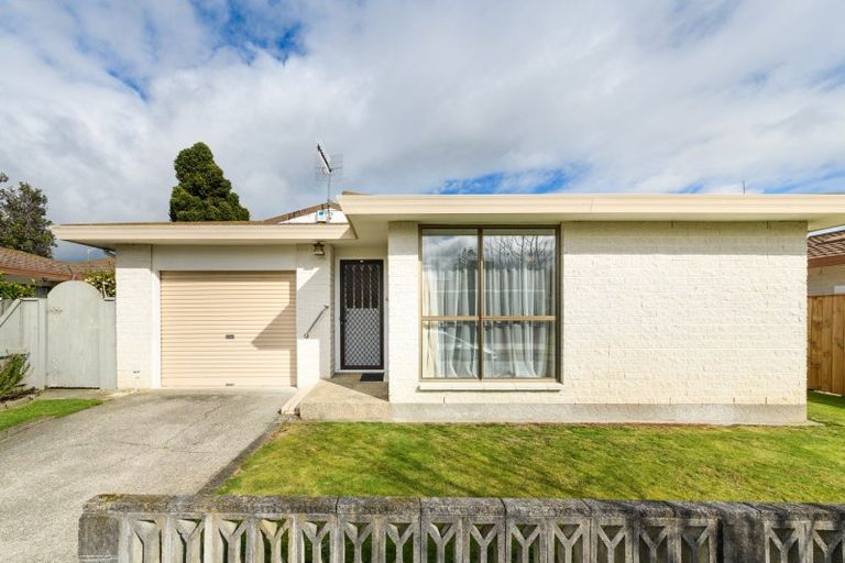 Photo of property in 1a Lowestoft Place, West End, Palmerston North, 4412