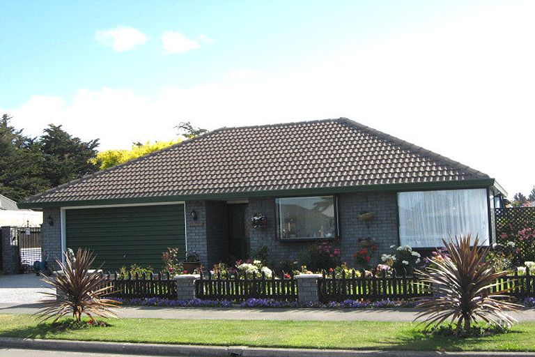 Photo of property in 22 Farnley Place, Parklands, Christchurch, 8083