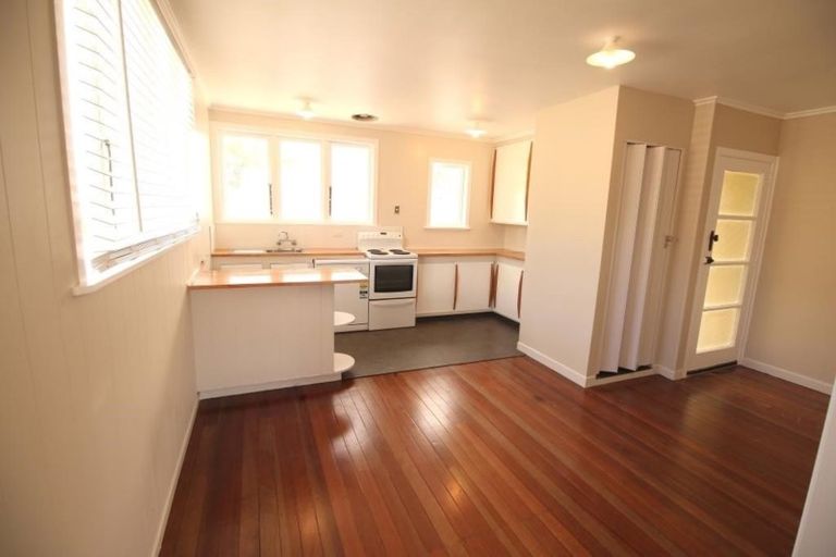 Photo of property in 100 Taikata Road, Te Atatu Peninsula, Auckland, 0610