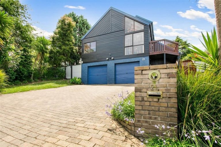 Photo of property in 21 Lagoon Way, West Harbour, Auckland, 0618